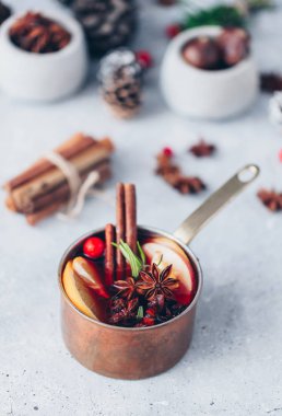 Böğürtlen, anason, portakal dilimleri ve tarçın yanında kırmızı baharatlı şarap.