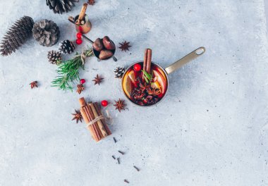 Turunçgil ve baharatlı sıcak şarap, sıcak içecek, kış konsepti, Noel sezonu.