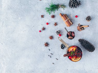 Turunçgil ve baharatlı sıcak şarap, sıcak içecek, kış konsepti, Noel sezonu.