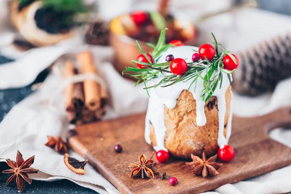 Bolo Libra Festiva Natal Decorado Com Amêndoas Cranberries Galhos Alecrim — Fotografia de Stock