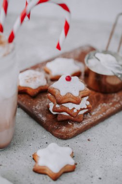 Ev yapımı Noel yıldızı peynirli kurabiye şeklinde. 