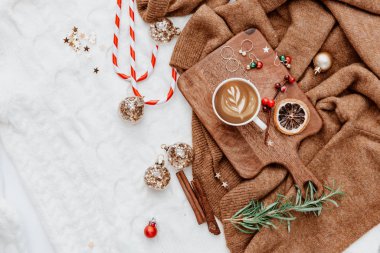 Noel ve Yeni Yıl için dekorasyonlu bir geçmiş. Kahve fincanı ve sıcak kazak. Kadın aksesuar. Blogger konsepti. Üst manzara, düz uzanma. 