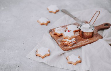 Ev yapımı Noel yıldızı kremalı zencefilli kurabiye şeklinde..