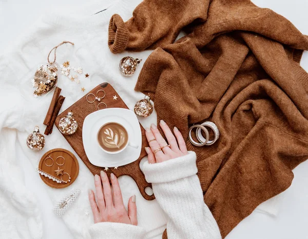 스웨터와 액세서리를 뜨거운 커피를 뱃머리 분위기 — 스톡 사진