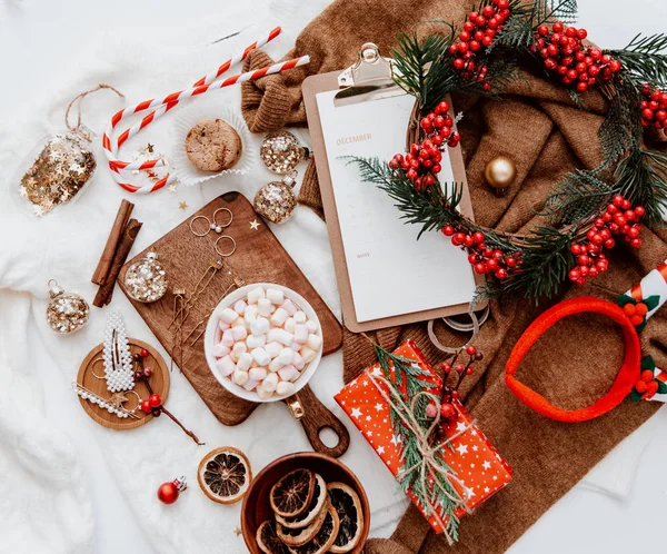 Fondo Invierno Navidad Malvavisco Decoraciones Calendario Sobre Blanco Cálido Jersey —  Fotos de Stock