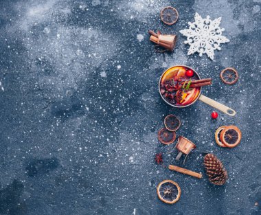 Sıcak şaraplı su kepçesi, manzaralı, düz yatılı. 