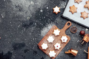 Kesme tahtasının üzerinde noel kurabiyeleriyle yatıyordu. Üst görünüm, düz görünüm, kopyalama alanı