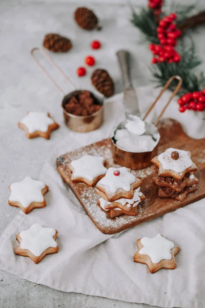 クリスマスジンジャーブレッド自家製クッキーをテーブルの上に — ストック写真