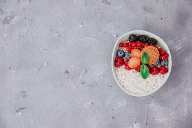 Böğürtlenli yulaf gevreği, meyveli Muesli. Üst görünüm, düz uzanma 