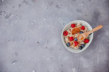 Böğürtlenli yulaf gevreği, meyveli Muesli. Üst görünüm, düz uzanma 