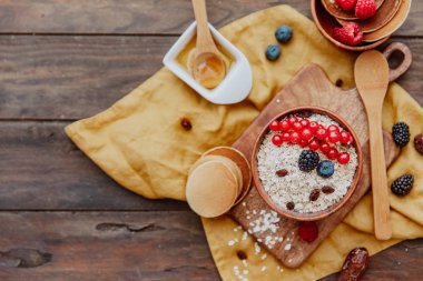 Sağlıklı kahvaltı, yulaf ezmeli böğürtlen. Ahşap arkaplanda üst görünüm 