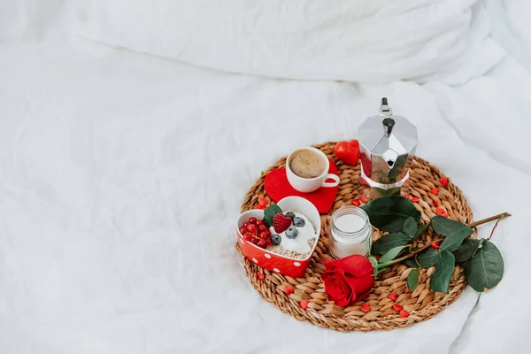 День Святого Валентина Завтрак Мюсли Кофе Красной Розой Кровати Плоский — стоковое фото