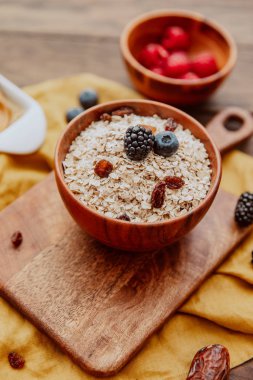 Tahta kasede yulaf ve böğürtlen.