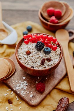 Yulaflar kasede, böğürtlenler tahta masada.