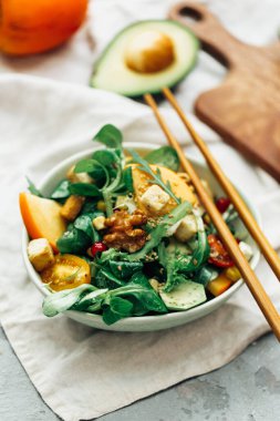 Trabzon hurması, roka, fındık ve beyaz peynir ile sağlıklı salata. Fitness Gıda. Superfoods vitamini sonbahar Trabzon hurması salata.