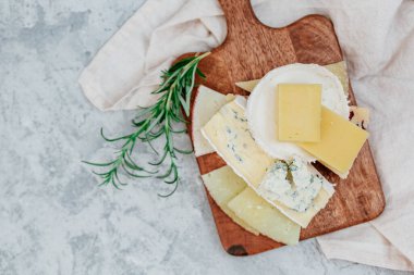 Ahşap tahta masada lezzetli peynir çeşitleri ile