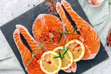 Arka tahtada çiğ somon bifteği. Üst görünüm 