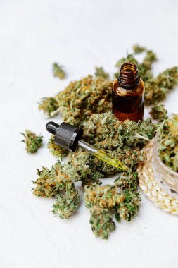 Esrar kurutulmuş bitki, marihuana beyaz arka planda