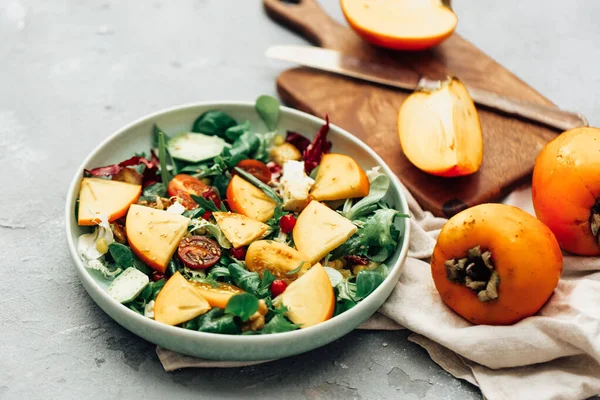 Färsk Sallad Med Frukt Och Grönt Vit Trä Bakgrund Närbild — Stockfoto