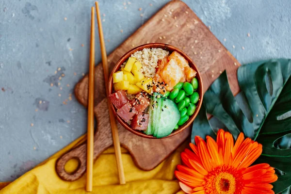 Raw Organic Ahi Tonijn Poke Bowl Met Rijst Groenten Close — Stockfoto