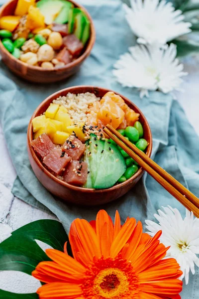 Zalmpeuk Met Avocado Zeewier Gepekelde Wortelen Komkommer — Stockfoto