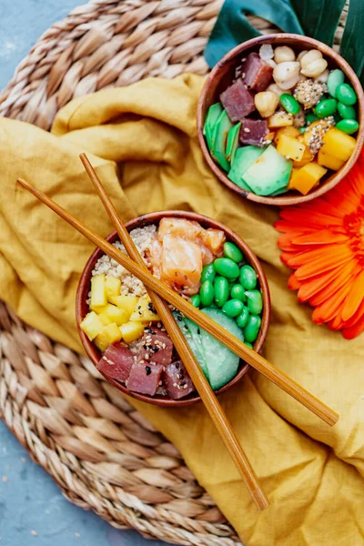 Hawaiiaanse Zalm Porseleinen Kom Met Zeewier Avocado Roos Sesamzaad Schubben — Stockfoto