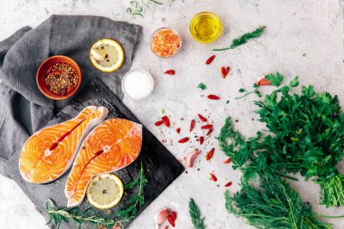 Taze çiğ somon bifteği, otlar ve baharatlar, üst manzara.