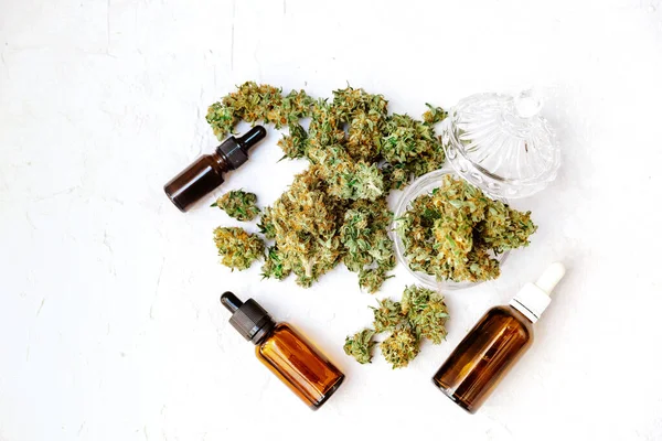 Légalisation Marijuana Cannabis Objets Sur Fond Blanc Mauvaises Herbes Médicales — Photo