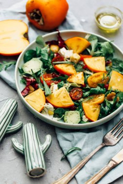 Hurma, roka ve peynirli taze sonbahar salatası.