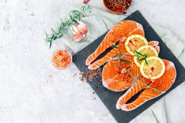 Aromatik otlar, baharatlar ve limonlu taze somon filetosu. Dengeli diyet ya da aşçılık konsepti. Üst manzara, düz uzanma 