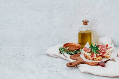 İspanyol Iberico ham ahşap masa üstünde tost ile