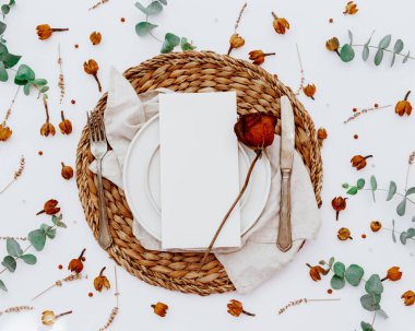 Çatal bıçak seti, okaliptüs dalı, porselen plaka. Boş kart maketi. Kırsal restoran menüsü konsepti. Düz yatış, üst görünüm