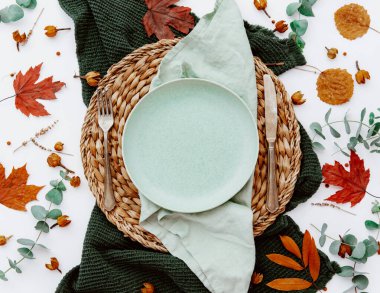 Sonbahar sofra takımı, kadınsı düğün, doğum günü maket sahnesi. Beyaz masa zemininde porselen plaka.