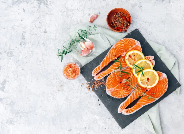 Fresh Salmon Fillet Aromatic Herbs Spices Lemon Balanced Diet Cooking — Stock Photo, Image