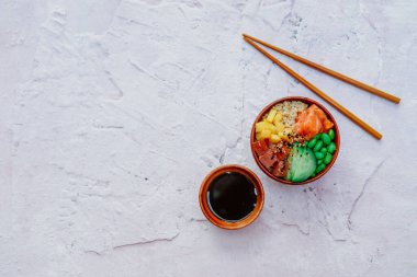 En iyi manzara, sağlıklı yemek, keto yemek konsepti. Mermer masada taze salata kasesi.