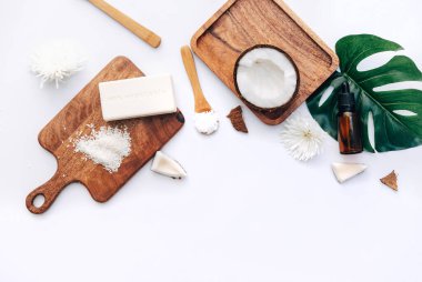 Beyaz arka planda hindistan cevizi parçaları olan sağlıklı organik hindistan cevizi yağı.