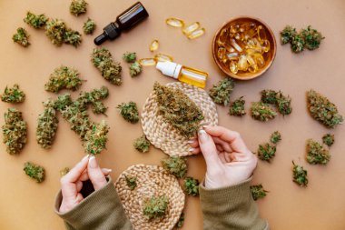 Marihuana tomurcuklarını tutarken ellerini kapat.