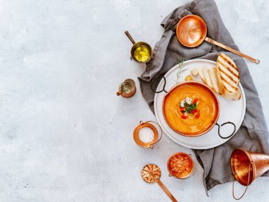 Bir kase domates çorbası.