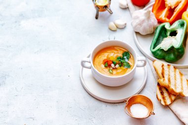 Taze gazpacho, domates çorbası, soğuk yaz yemeği. 