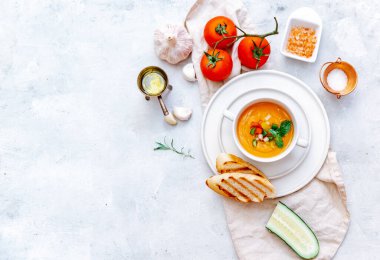 Maydanoz ve domatesli domates çorbası.