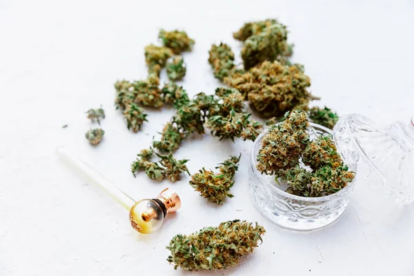 Maconha Legalização Cannabis Objetos Sobre Fundo Branco Erva Medicinal Recreativa — Fotografia de Stock
