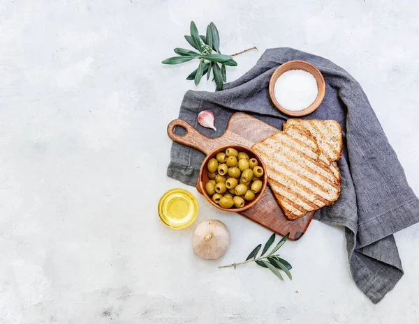 Aceitunas Verdes Aceite Pan Tostado Mesa Vista Superior Espacio Para — Foto de Stock