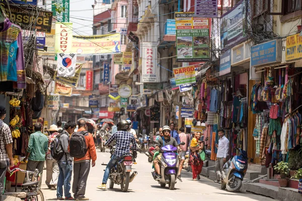 Katmandu, Nepal - 17 Mayıs 2016: alışveriş caddesi Thamel bölge Katmandu, Nepal