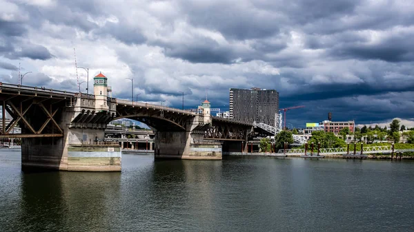 ABD, Oregon, Portland, Morrison Köprüsü - Temmuz 9,2016: Morrison köprüdür Portland, Oregon'da Willamette Nehri kapsayan bir Baskül köprü. 1958 yılında tamamlandı