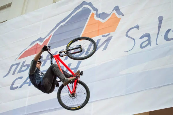 Rusya, Moskova, Gostiny Dvor, Kayak inşa Expo-Ekim 16,2016: 80'den fazla katılımcı ile inşa Kayak Expo Doğu Europe.Bicycle gösterisinde kış turizmi için en önemli sergiler biridir.