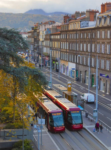 Клермон Ферран Франція 2019 Два Сучасних Червоні Трамваї Чекають Трамвайних — стокове фото