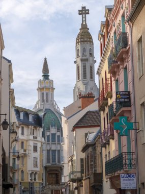 Vichy, Auvergne / Fransa - 26 Kasım 2019: Art Deco tarzı Saint-Blaise Kilisesi sokak perspektifi. 