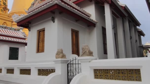Kameraschwenks Auf Die Spitze Einer Wunderschönen Goldenen Stupa Buddhistischen Tempel — Stockvideo