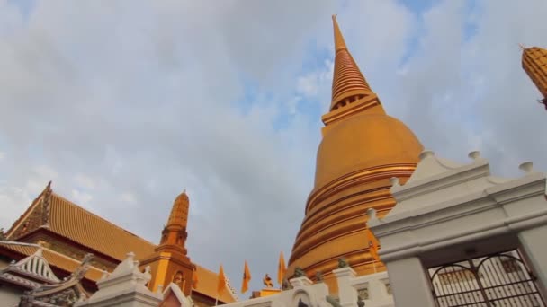在泰国曼谷的佛寺里 相机在美丽的金色佛塔旁飞舞 — 图库视频影像
