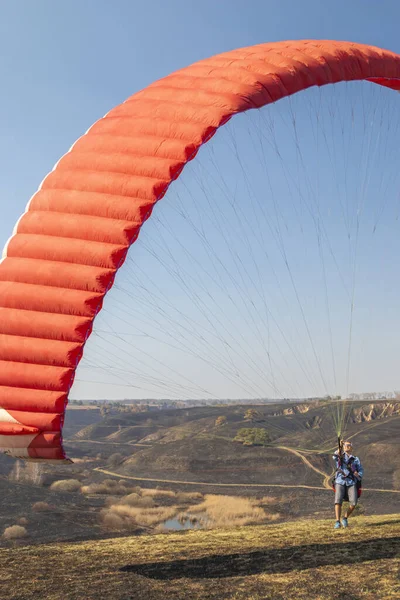 Kyiv Oblast Ukraine April 2020 Paraglider Raising His Red Wing — Stock Photo, Image